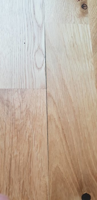Trägolv med synliga skarvar där plankorna går isär.