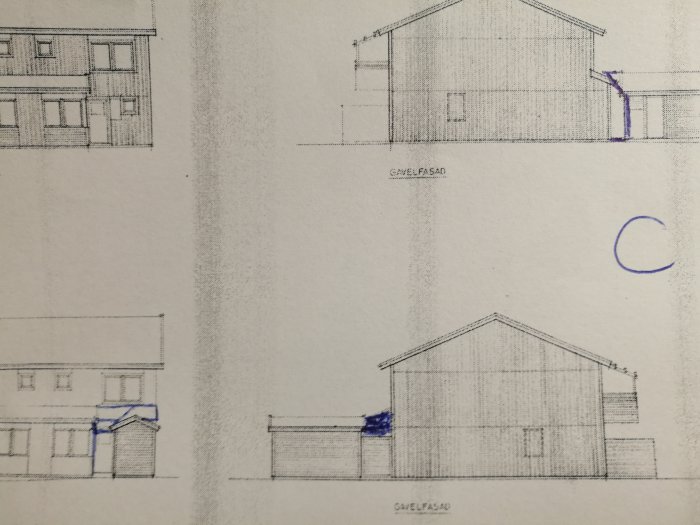 Handritade skisser av husfasader med markeringar kring burspråk och förrådstak.