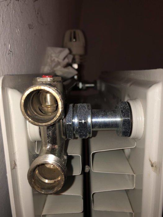 Radiatorkoppling återställd från 1-rörs till 2-rörs, med synlig returanslutning nedtill.