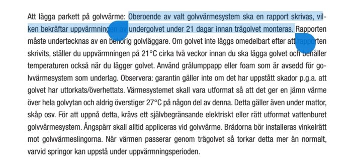 En textstycke som beskriver föreberedelser för att lägga parkett över golvvärme, inklusive 21 dagars uppvärmningsskrav.