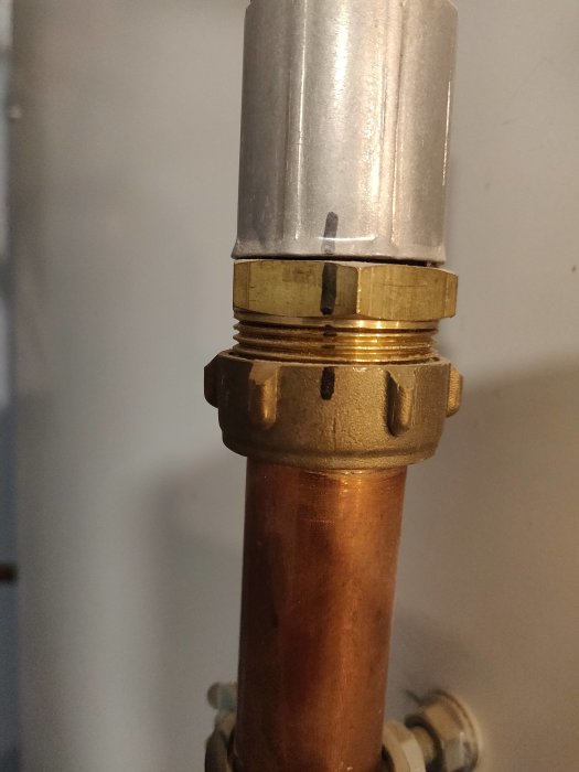 Anslutningsslang med klämringsnippel kopplad till 28mm kopparrör.