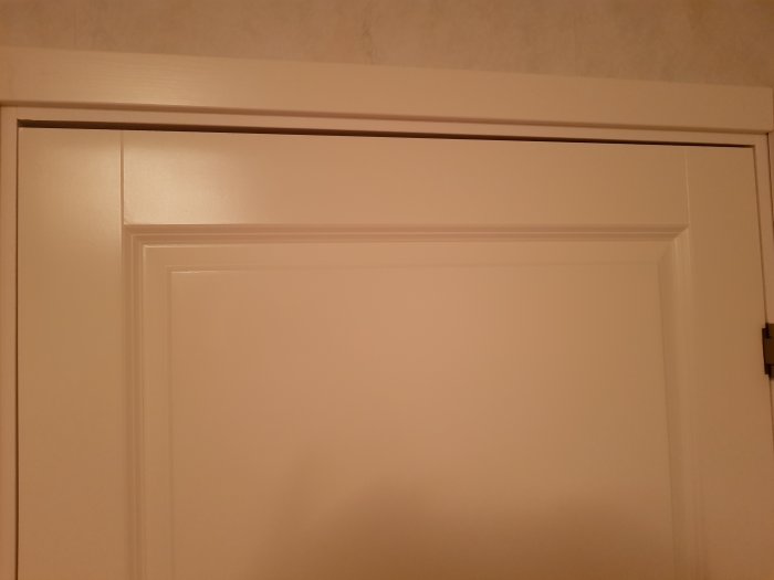Dörr upptill med glipa i vänstra hörnet och jämn kant till höger.