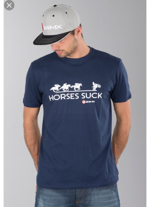 Person i keps och mörk T-shirt med texten "HORSES SUCK" och bildserie på hästar som förvandlas till en motocrossförare.