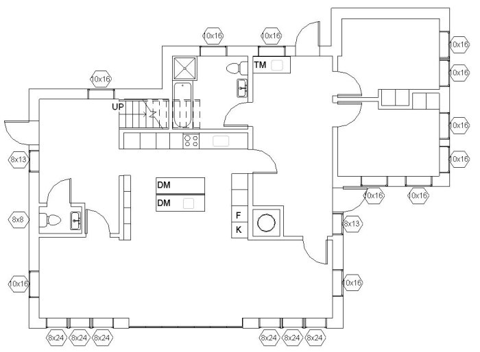 Svartvit skiss av en hustillbyggnadsplan med dimensioner, innehållande flera rum och tekniska detaljer.