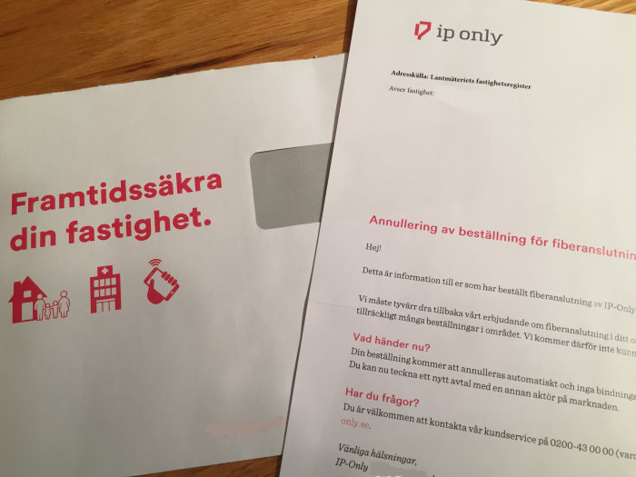 Ett öppnat brev med texten "Framtidssäkra din fastighet" bredvid en annulleringsnotis för fiberanslutning från IP-Only.