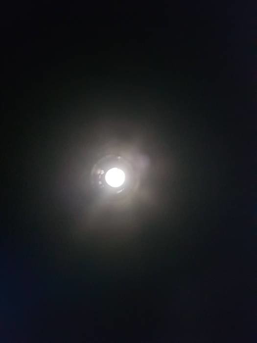 Otydlig bild av en strypning i en radiator med fokus på en ljuspunkt