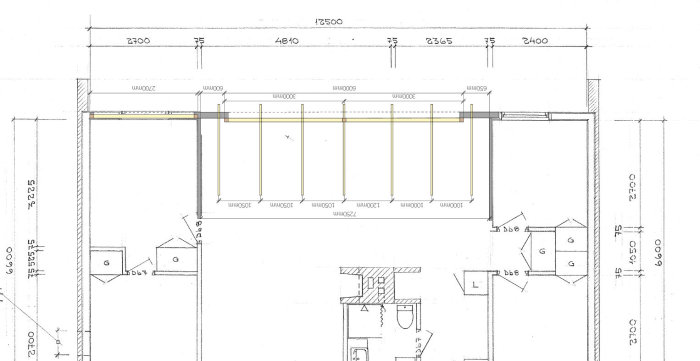 Arkitektonisk ritning som visar planlösning med markerad balk på 6 meter och utrymme för kylskåp.