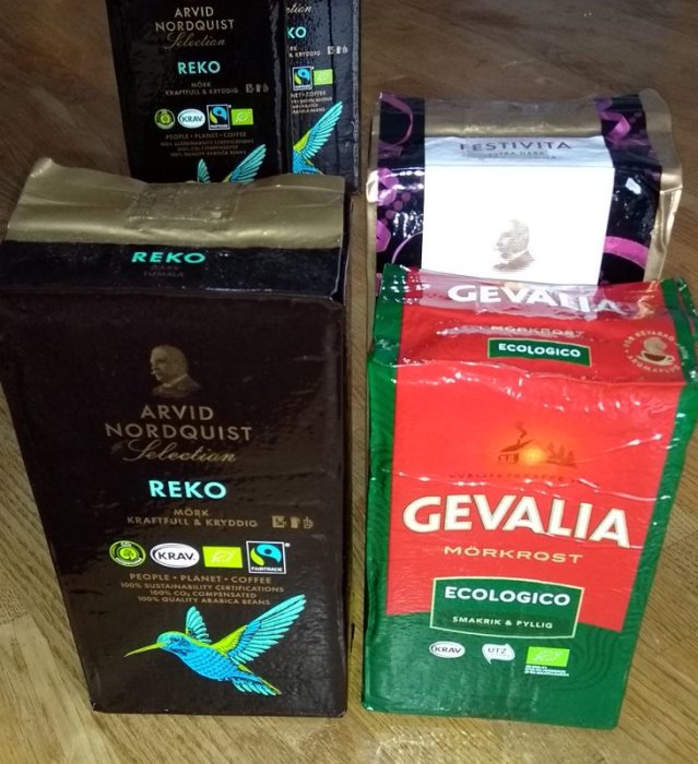 Kaffepaket från Arvid Nordquist och Gevalia med varierande vikt, diskuterande förpackningsminskning.