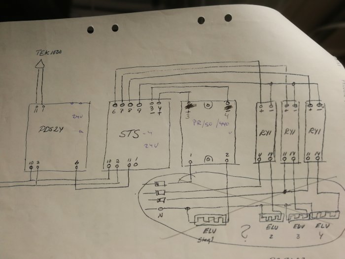 Handritad elschema-skiss för elektrisk installation med beteckningar och kopplingar.