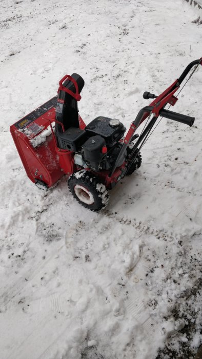 Röd Meec snöslunga modell 721-230 på snötäckt mark.