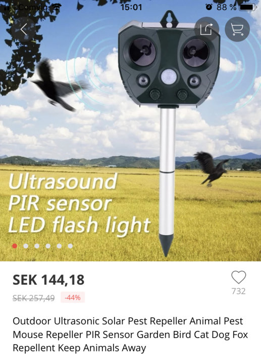 Ultraljud viltskrämmare med PIR-sensor och LED-blixtljus installerad i trädgård.