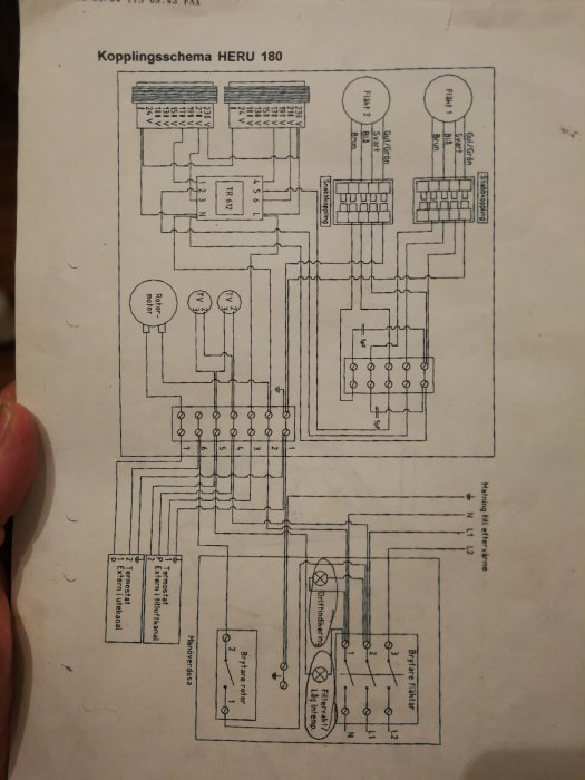 Kopplingsschema för HERU 180 ventilationssystem med etiketter och elektriska anslutningar.