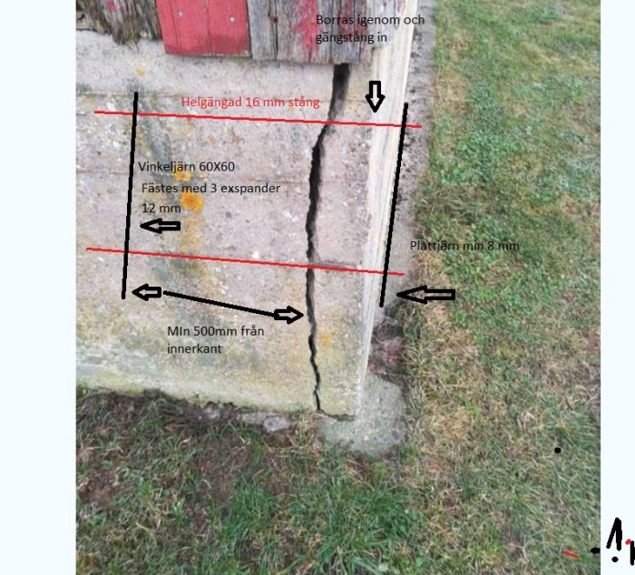 Sprucken betonggrund med förstärkningsskiss, inklusive mått och material som vinkeljärn, plattjärn och gängstång.