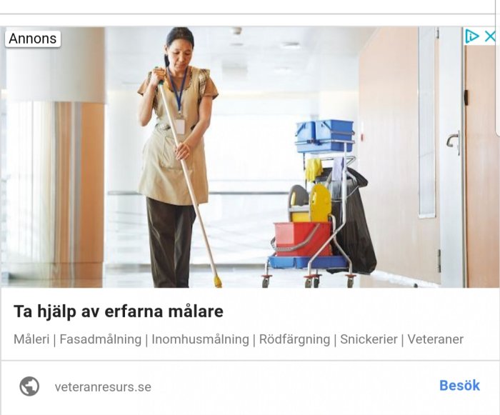 Kvinna moppande golv med städkärra i bakgrunden, annonstext om målningstjänster.