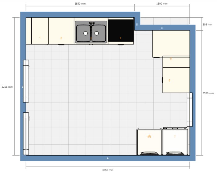 Ritning av ett kök med måttangivelser, bänkskåp, diskho och planerade vitvaror.