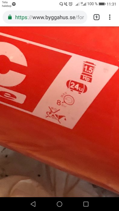 Röd etikett med tekniska specifikationer 1.5 HP, 24L och max 8 bar på maskindel.