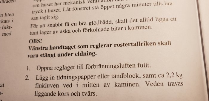 Närbild på ett utdrag ur en eldningsinstruktion med betoning på vikten av att hålla rostret stängt under eldning.