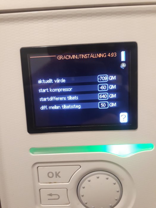 Display av en Nibe F750 värmepumpsinställningar med gradminutevärden.