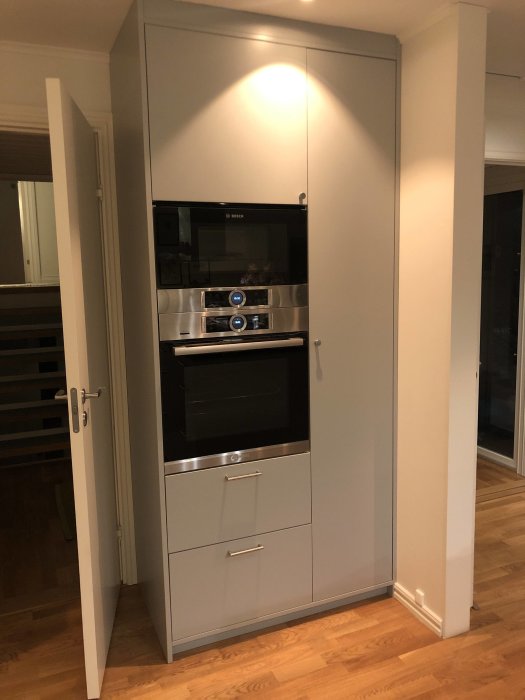 Ikeas köksstommar med grå luckor från Järfälla kök och inbyggda Bosch ugnar.