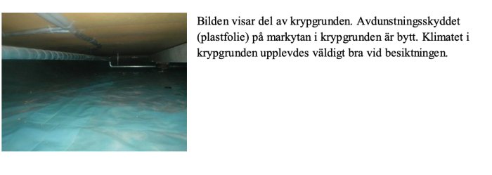 Plastfolie som avdunstningsskydd i krypgrund, nyinstallerat med synliga rör och isolering över.