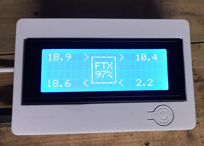 Digital termometer visande temperaturdata och verkningsgrad för en FTX-anläggning.