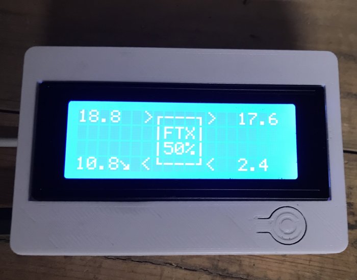 Digital termometer som visar verkningsgrad 50% och temperaturer för en FTX-anläggning.