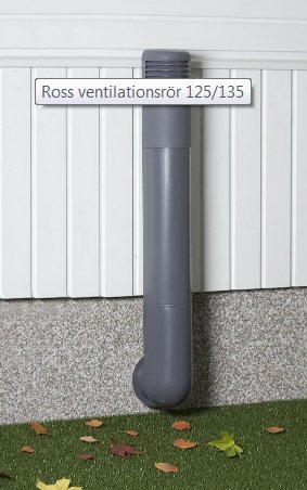 Ett vertikalt ventilationrör märkt "Ross ventilationsrör 125/135" längs en husvägg nära marken.