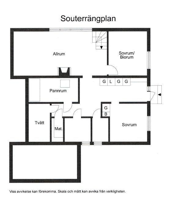 Planritning av ett sutteränghus med trappa centralt i allrum, två sovrum, och biutrymmen.