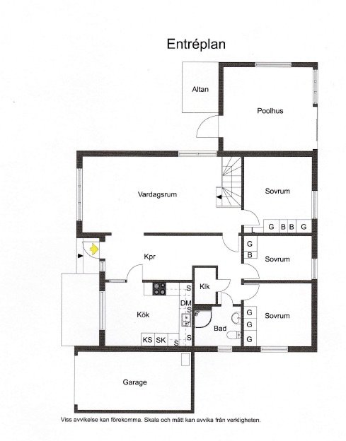 Planlösning av ett entréplan i ett sutteränghus med trapp i vardagsrummet, kök, sovrum, badrum och garage.