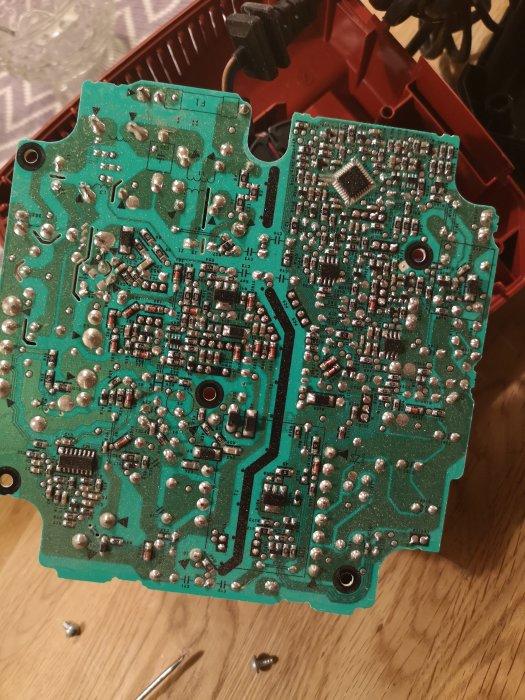 Elektronikkort syns i närbild utan synliga brännskador eller skador, placerat på ett träbord.