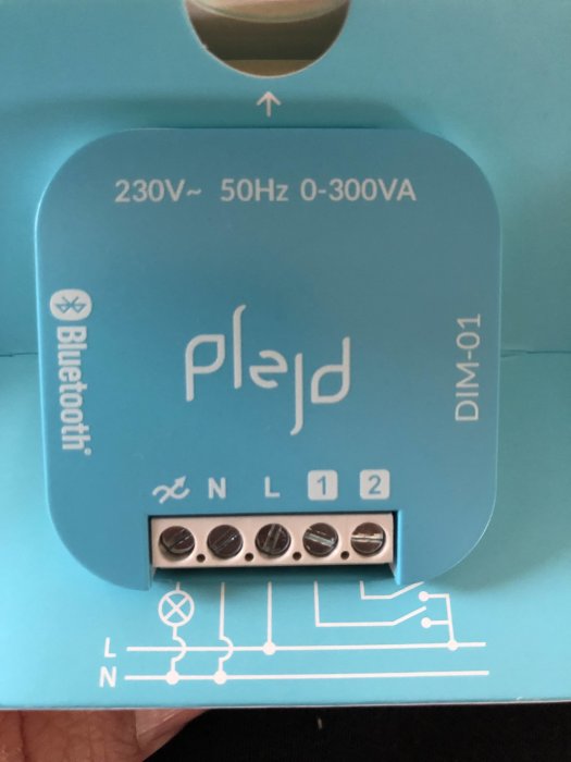 Plejd dimmer med kopplingsschema och anslutningsterminaler.