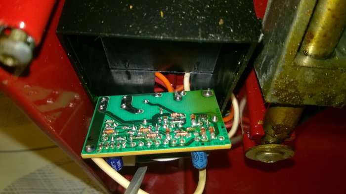 Kretskort inuti skärmaskin, med elektroniska komponenter och anslutna kablar, misstänkt fel på kondensator.