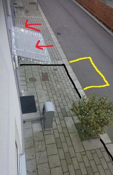 Bild av en gatuvy med föreslagen svart linje där staket ska stå, röda pilar mot garageuppfarter och gul markerad parkering.