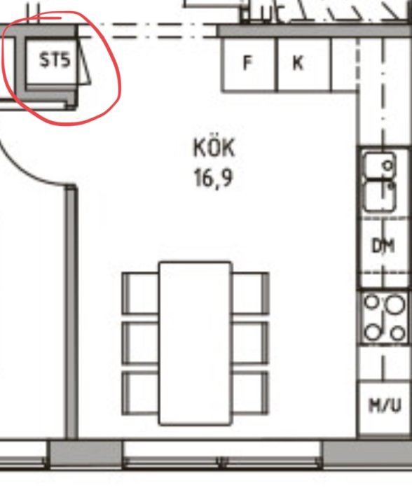 Ritning av kök med markerat städskåp planerat att bli skafferi, markerat ”ST5”.