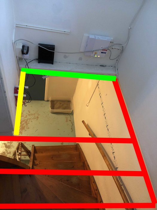 Hörn av rum med synlig fiber- och elkabelinstallation, markerade framtida väggar i rött och gult samt en trapp.