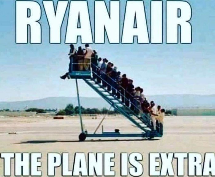 Flygplatstrappa full med människor och texten "RYANAIR THE PLANE IS EXTRA" som skämt om lågkostnadsflyg.