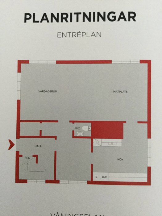 Planritning av entréplan i ett hus, med markerad murstock, och utrymmen som kök, vardagsrum, matplats, WC och hall.