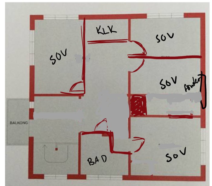 Ritning över övre plan i en bostad med fyra sovrum, badrum och korridor, markerad med rödpenna.