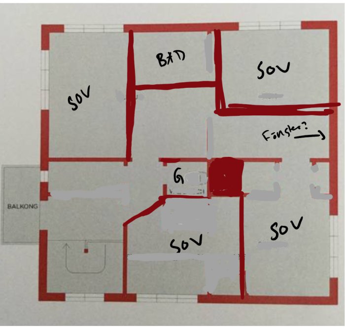 Skiss över ett hus övre plan med fyra sovrum, badrum och korridor, handskrivna noteringar och markeringar.