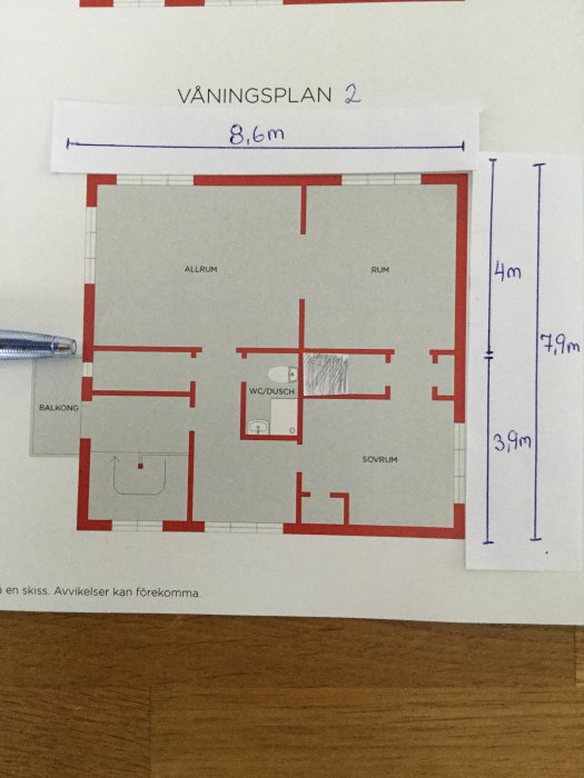 Ritning av våningsplan 2 i ett hus med måttangivelser, inklusive en lapp markerad för murstock och en penna vid hjärtväggen.