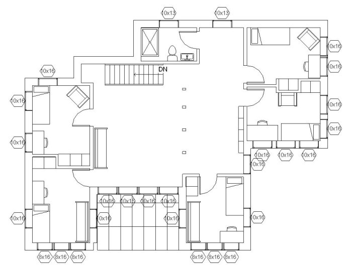 Planritning av ett hus med olika rum, möbler och dimensioner angivna, illustrerat med linjer och symboler.