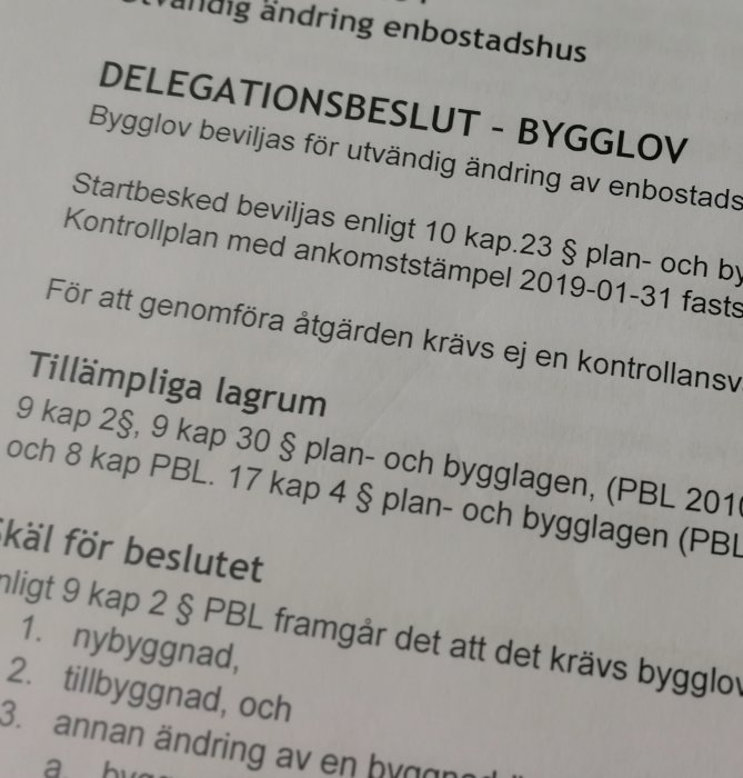 Dokument med text "DELEGATIONSBESLUT - BYGGLOV" som visar ett bygglovsbeslut för en fastighet.
