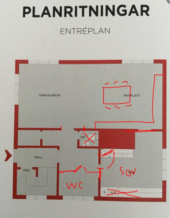 Planritning av ett entréplan med förslag på ombyggnad: kök föreslås bli sovrum, tillägg av fönster och ökad öppning till vardagsrum.