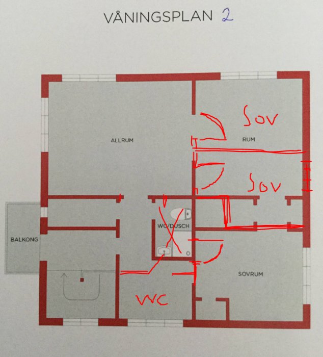 Ritning av en våningsplan med handskrivna anteckningar som föreslår omvandlingen av kök till sovrum och tillägg av allrum.