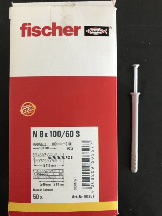 Fischer spikplugg-förpackning och en enskild spikplugg bredvid mot svart bakgrund.