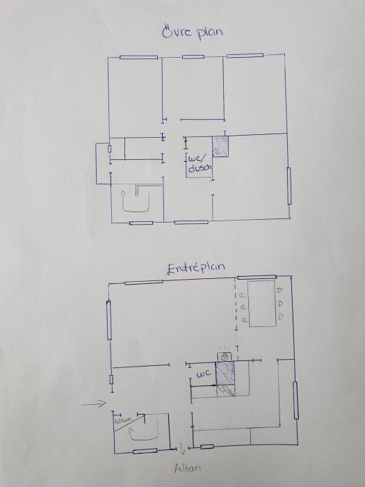 Ritning av hus med två våningar som visar rumsuppdelning, med kök, wc och möjlig möblering.