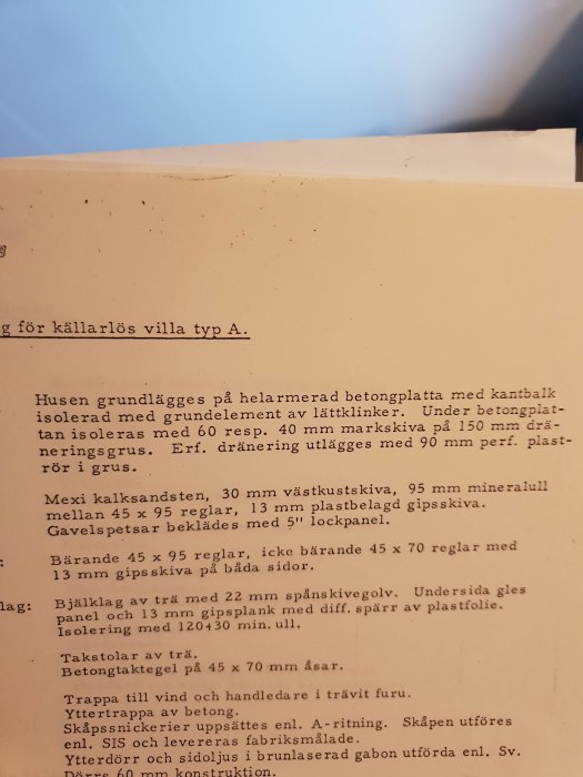 En sida ur ett dokument som beskriver byggkonstruktion för ett hus, med fokus på isolering och materialval som kalksandsten och mineralull.