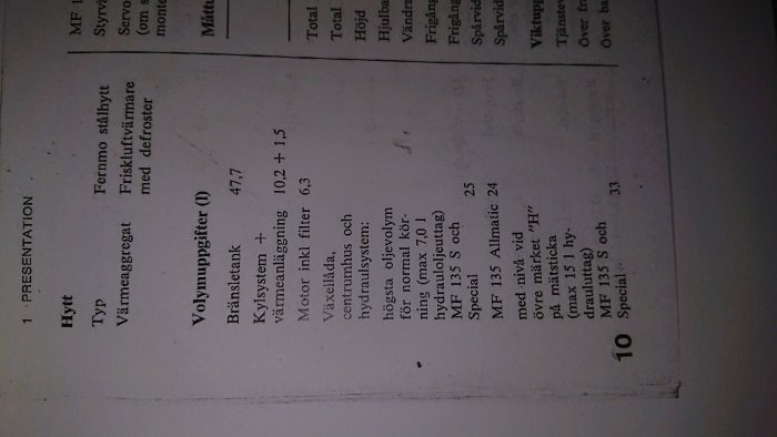 Sidan ur en instruktionsmanual för traktor med tekniska specifikationer om oljebyte och hydraulsystem.