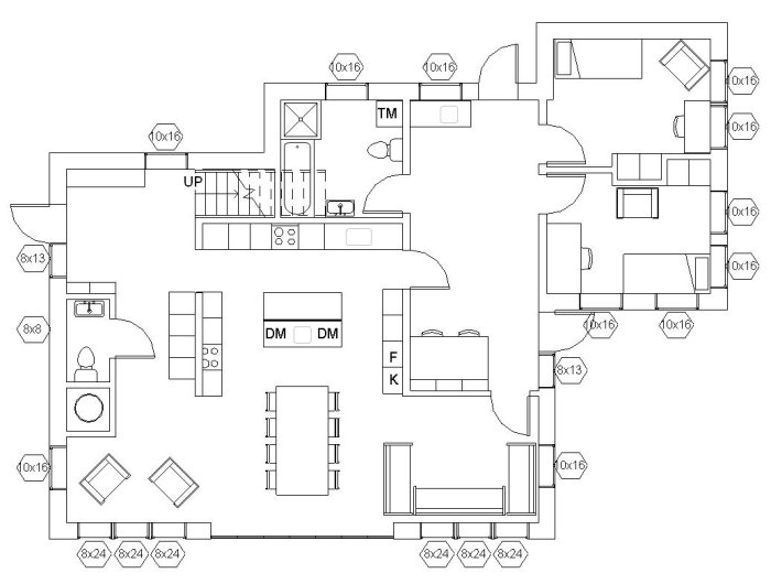 Arkitektonisk planritning av ett hus med detaljerade rumsmått och möblering.