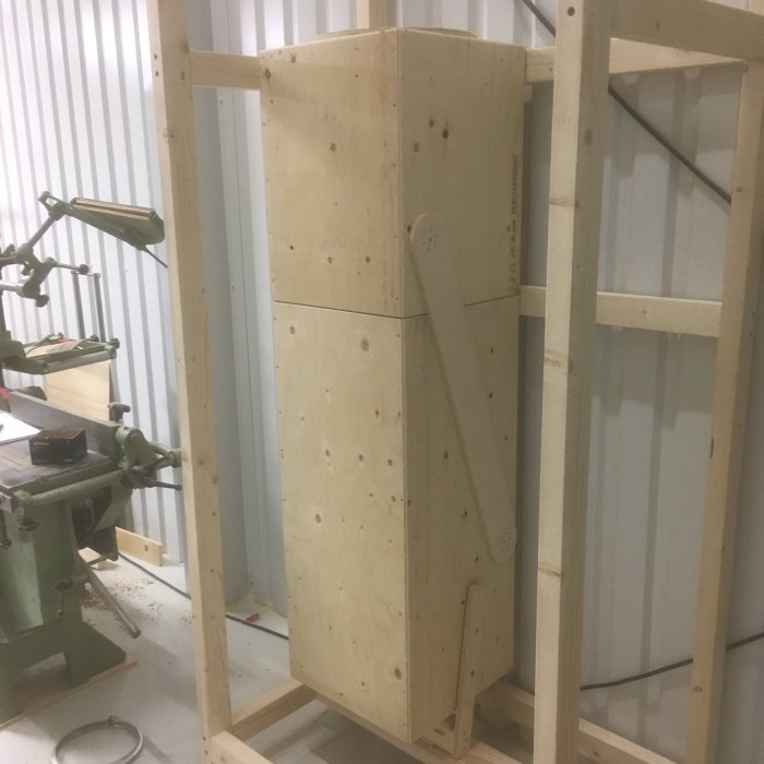 Träkonstruktion av racket som byggs, med synliga sågspår och förberedelser för enklare inspektion och tömning.